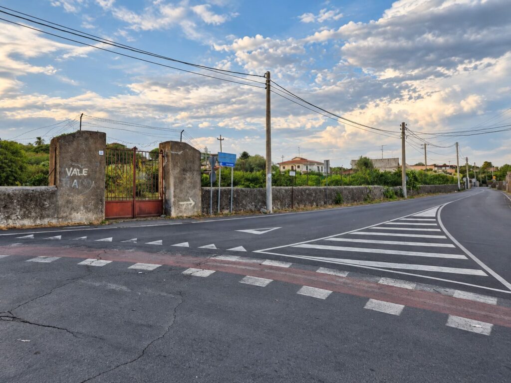Vasto terreno angolare via Santa Chiara