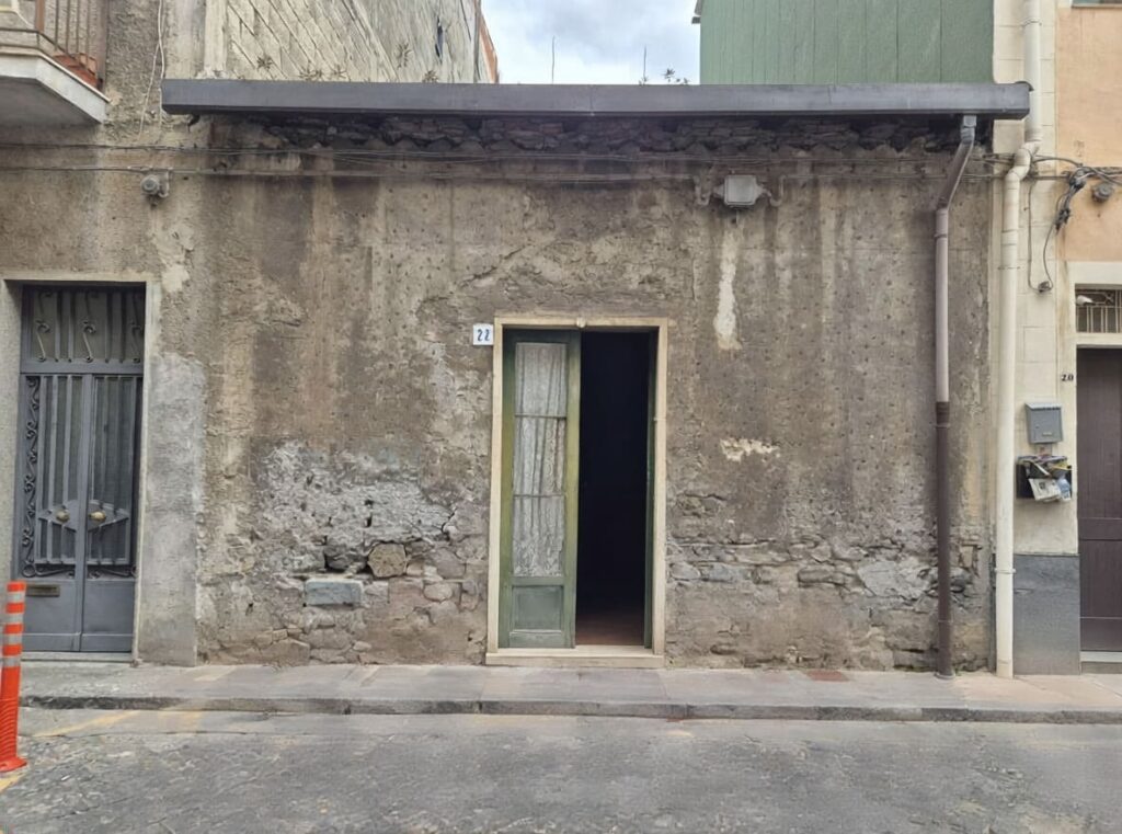 Locale con terreno edificabile via Menna