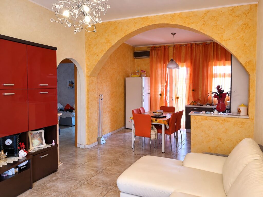 Fabbricato plurifamiliare con spazio esterno