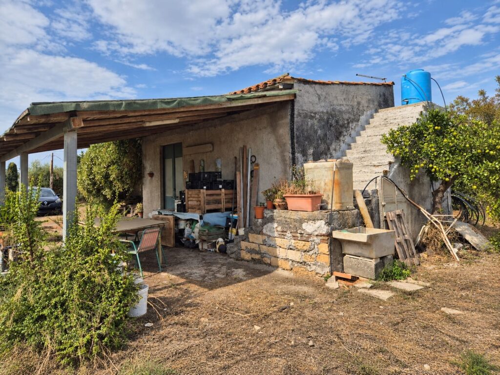 Terreno con fabbricato via delle Zagare