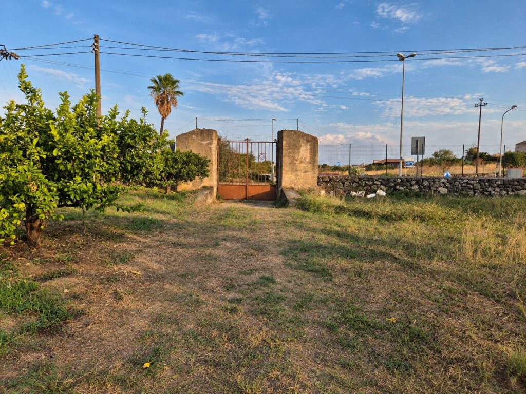 Vasto terreno angolare via Santa Chiara