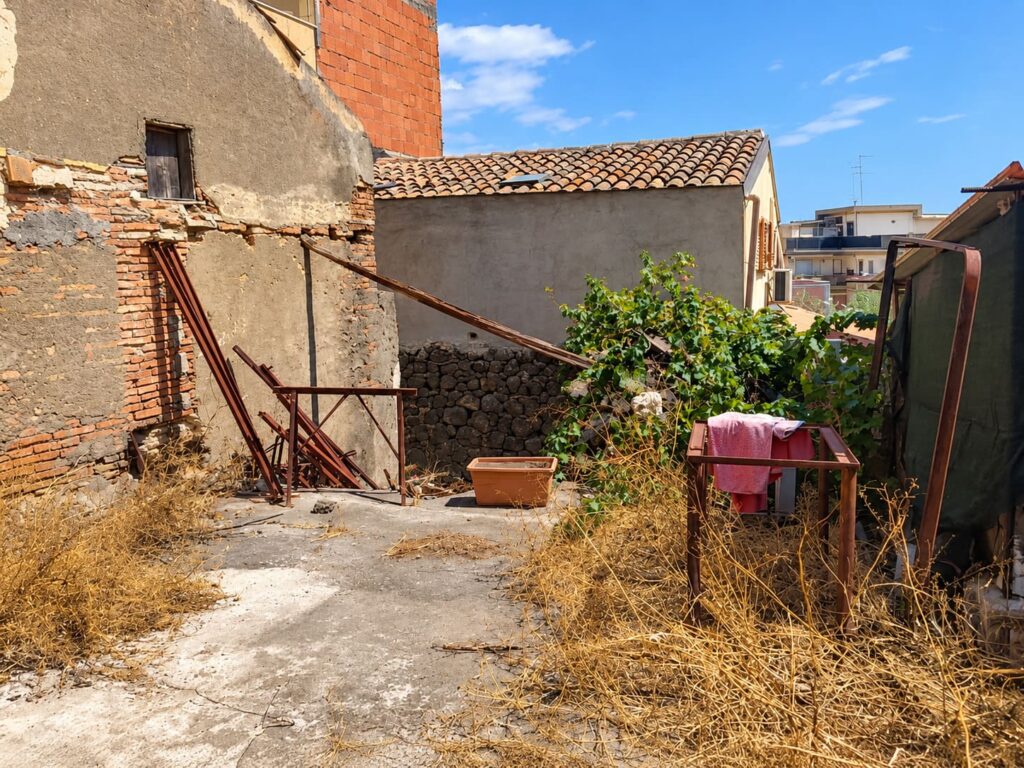 Terreno edificabile con rudere in zona residenziale