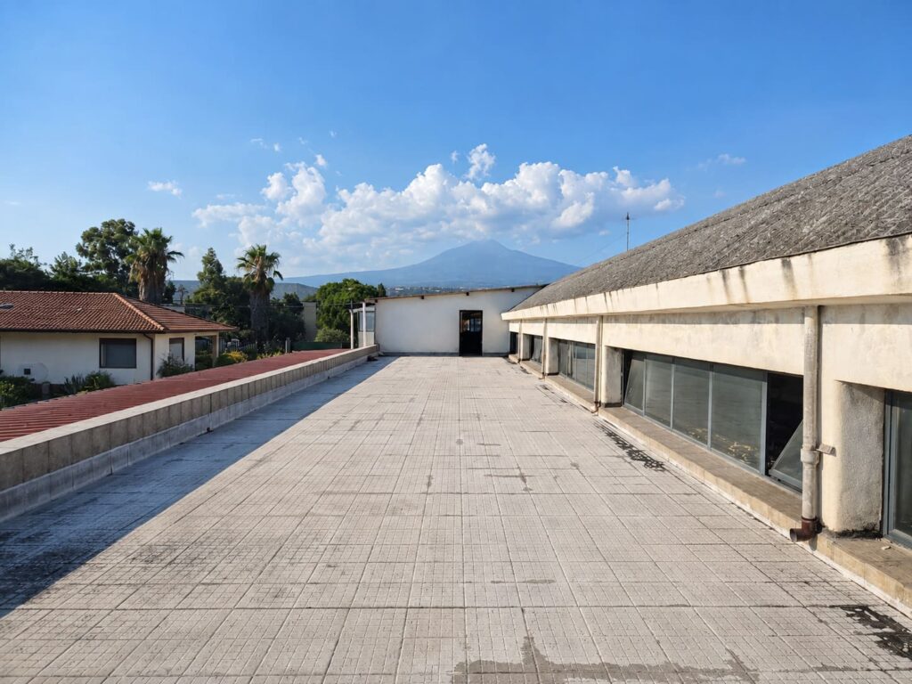Ampio ufficio con terrazza Piano Tavola